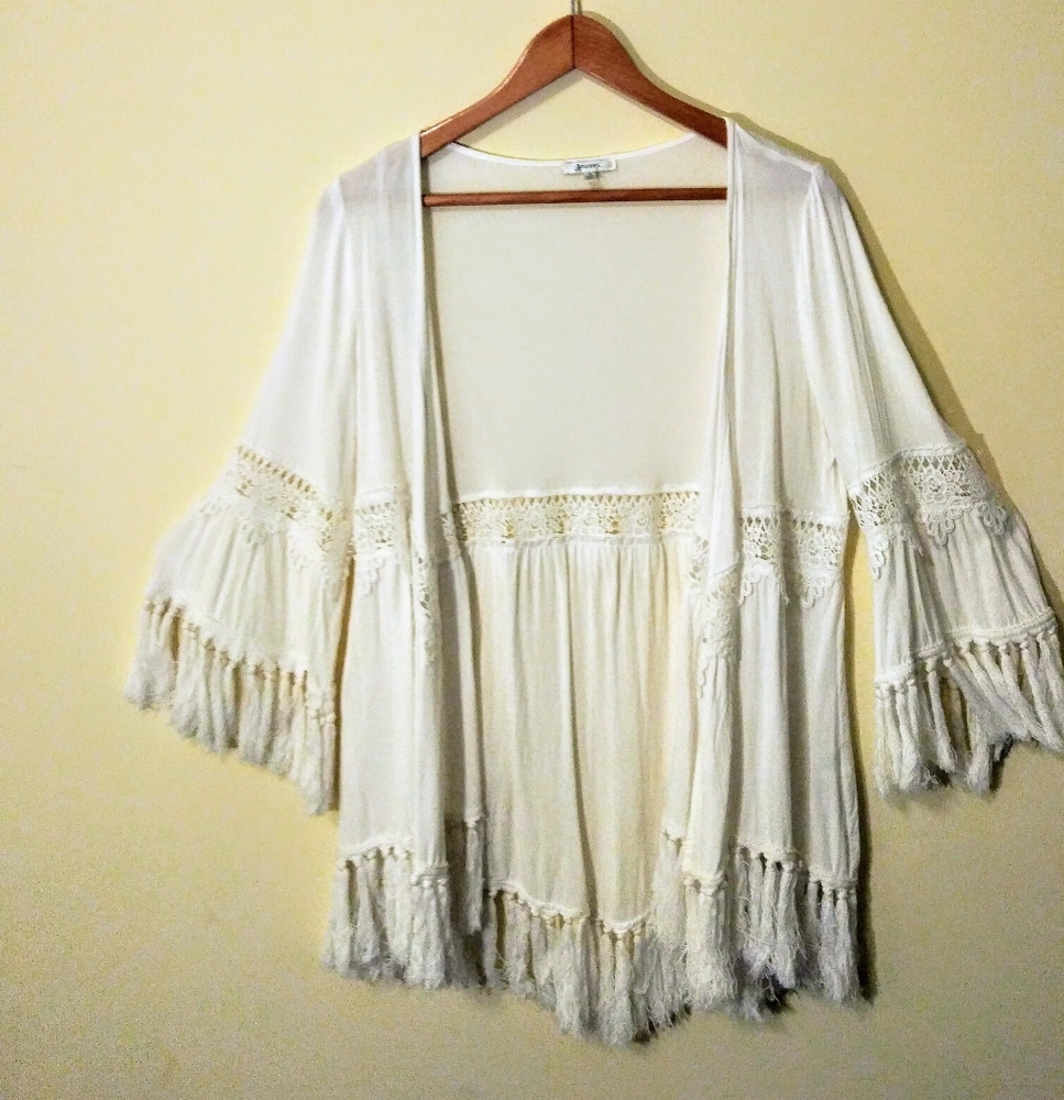 Jodifl White Shawl w\Tassels w\Lace